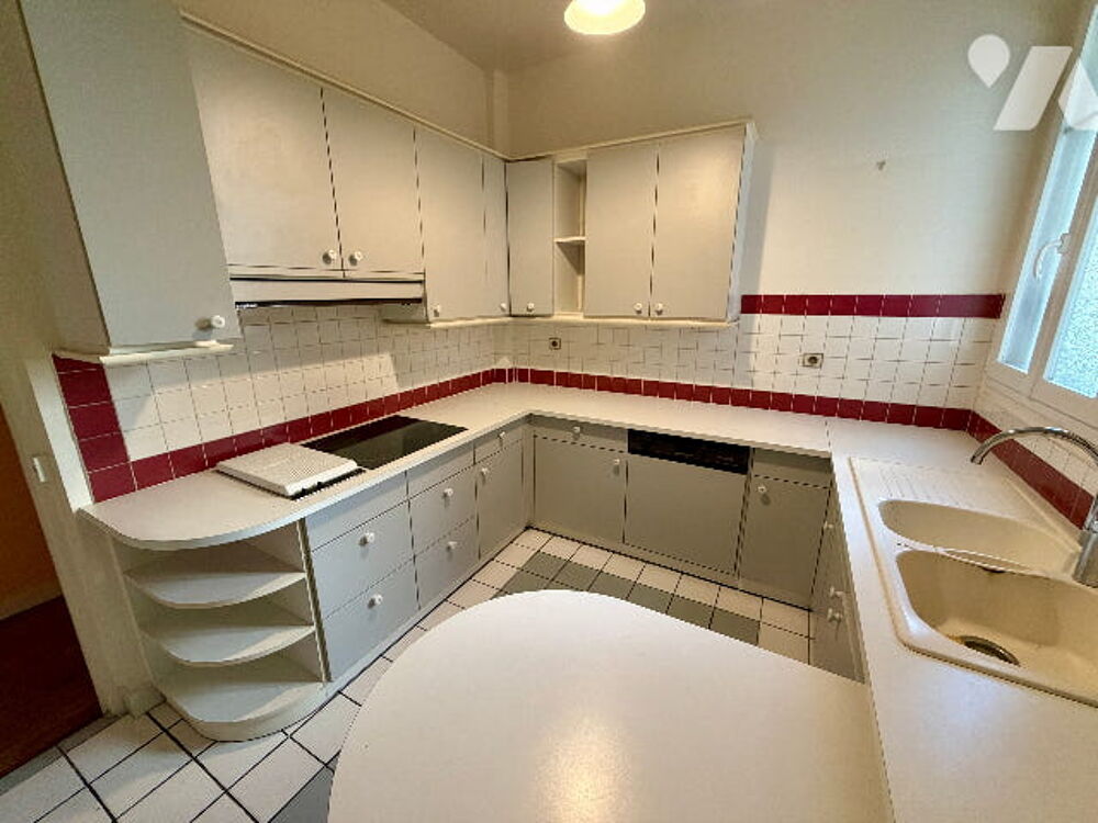 Vente Appartement Appartement à Paris 15 de 118.67m² comprenant quatre pièces principales avec cave et parkings. Paris 15