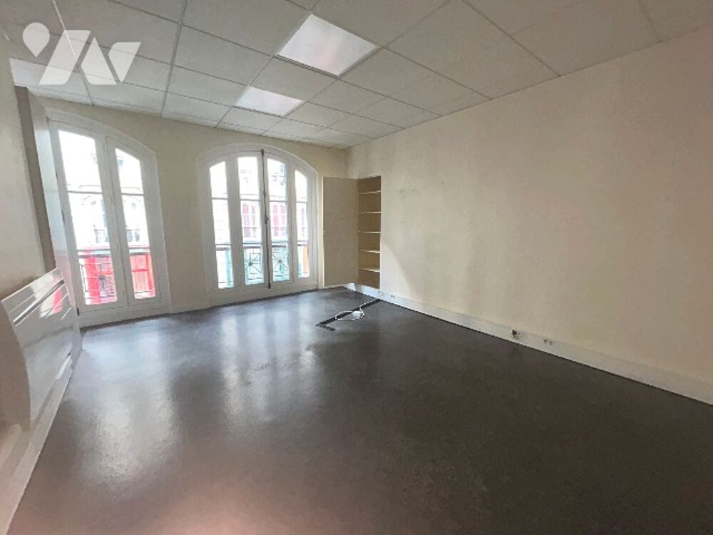   2 locaux divisibles, 268,81 m². Libre. Paris 11