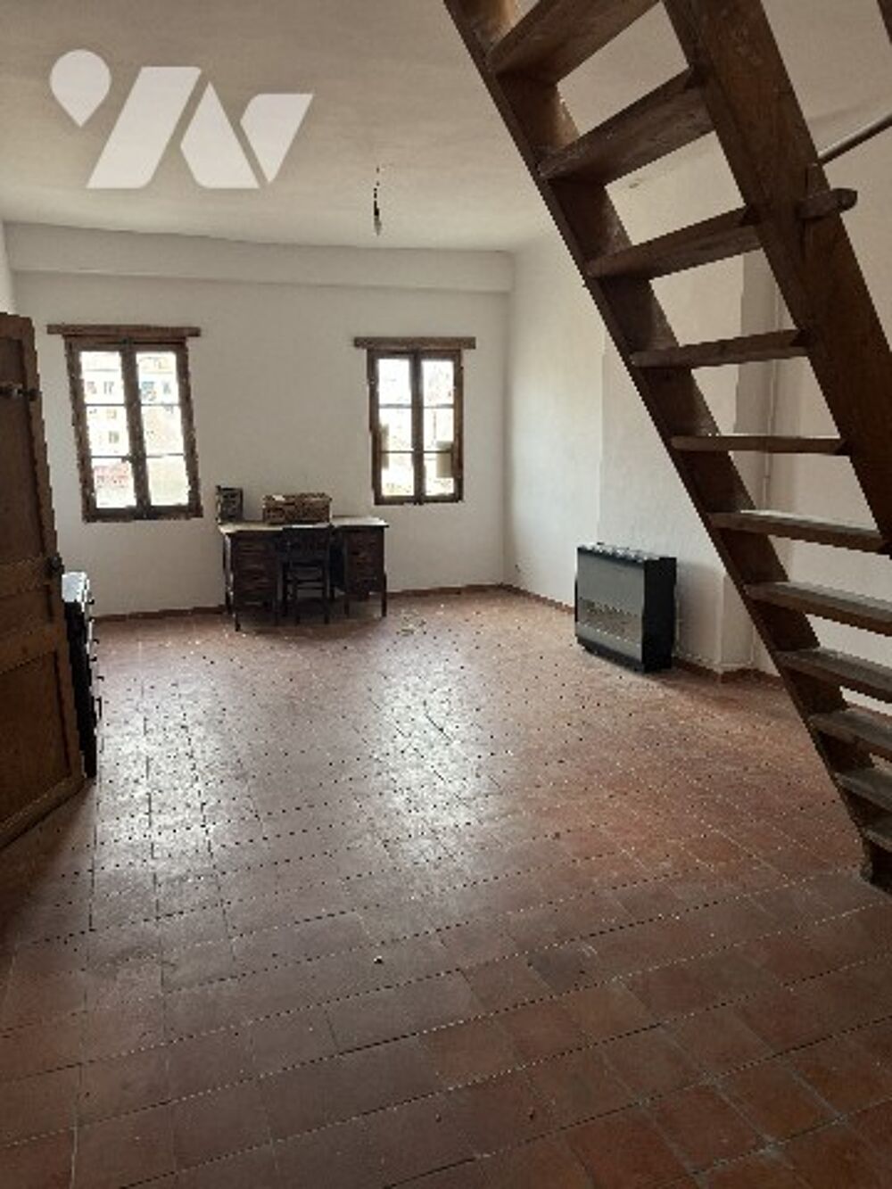Vente Appartement Un appartement de type III à rénover, situé au 3ème étage, avec 3 caves en sous-sol. Marseille 1