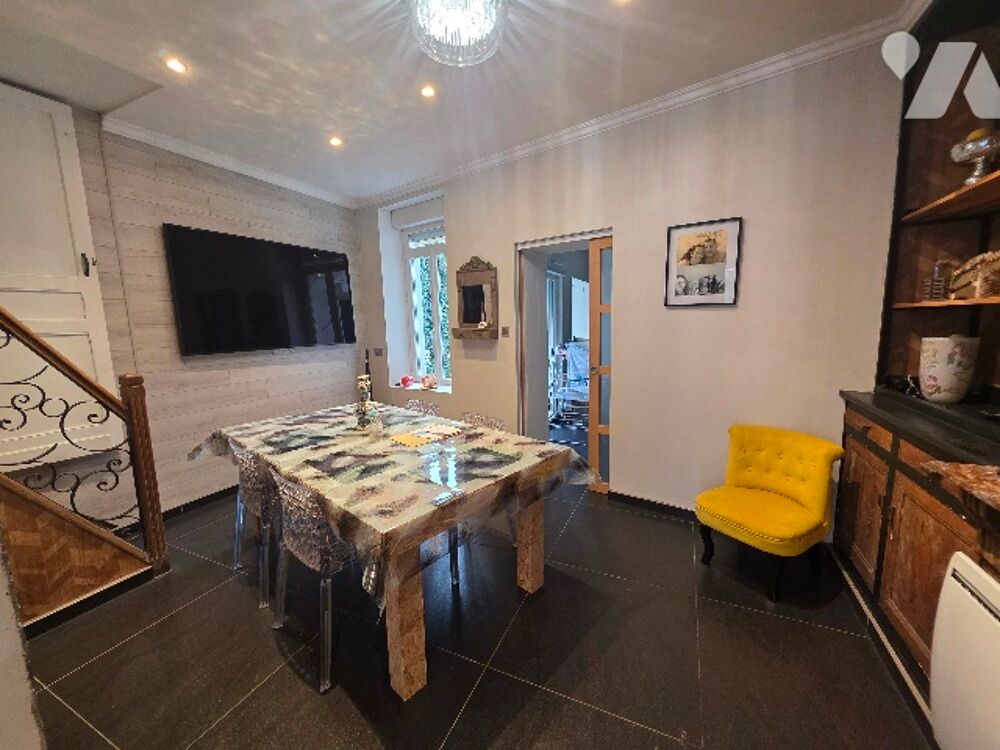 Maison mitoyenne sur la place de LUMBRES d'environ 130m² habitables