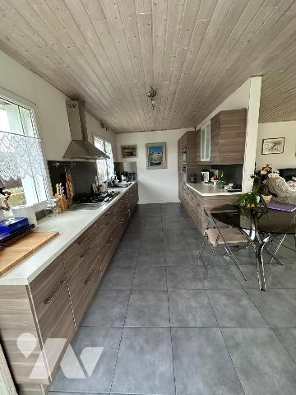 une propriété composée d'une maison et une dépendance