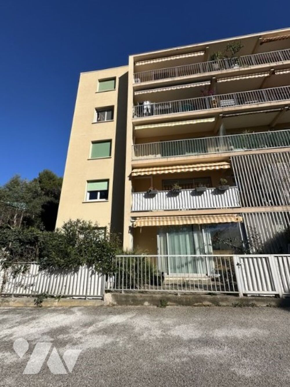 VENTE NOTARIALE INTERACTIVE - HYERES (83400) VAR - T2 RDC A RENOVER AVEC JARDINET ET PARKING