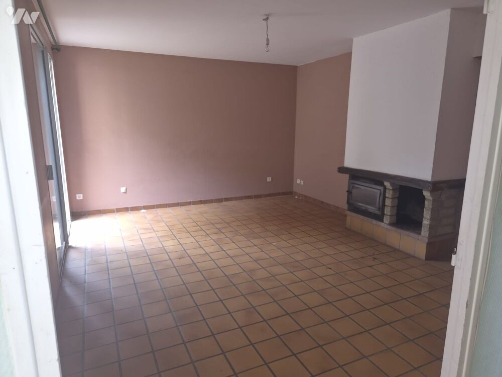 A Vendre / ensemble immobilier de trois maisons accolées sur la commune de SEIX.