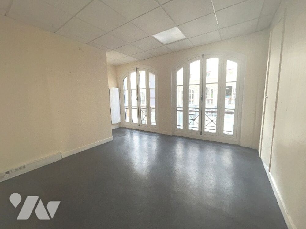   2 locaux divisibles, 268,81 m². Libre. Paris 11