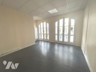   2 locaux divisibles, 268,81 m². Libre. Paris 11