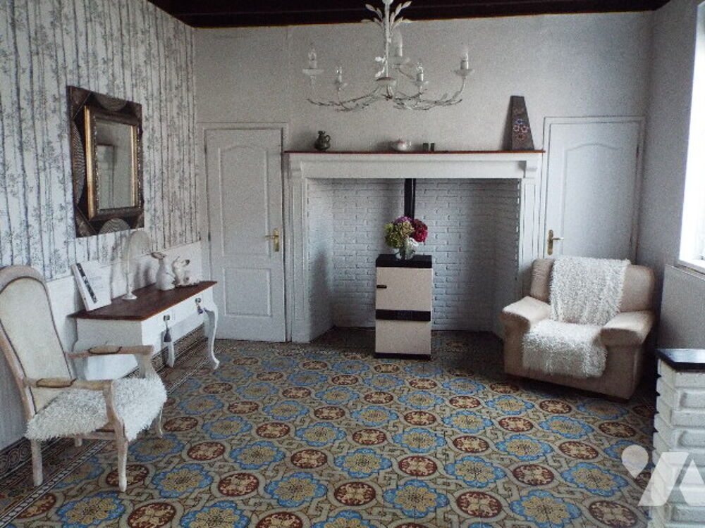 Maison mitoyenne comprenant 2 logements bâtie sur une parcelle de 2183m².