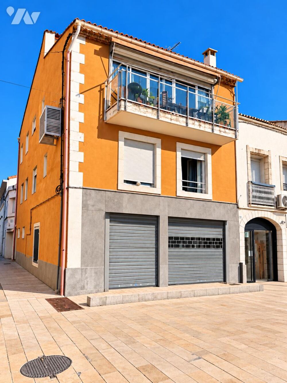 Vente Immeuble Sénas centre : immeuble avec commerce et appartements loués. Fort potentiel et rendement locatif. Sénas