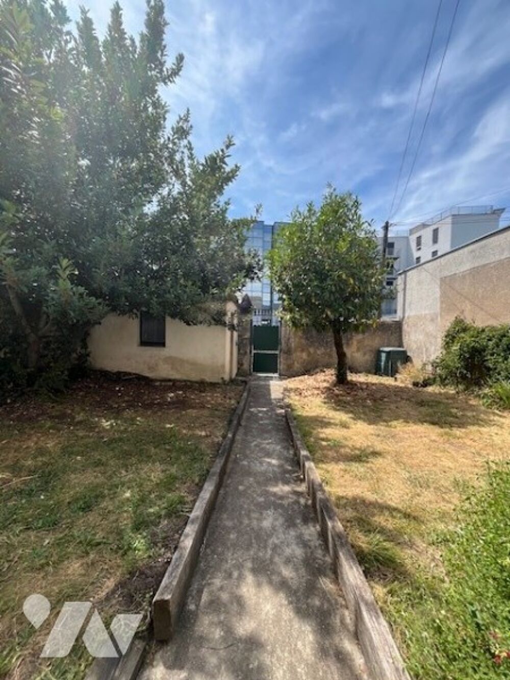 Maison à Tours de 83,39 m² comprenant quatre pièces dont deux chambres.