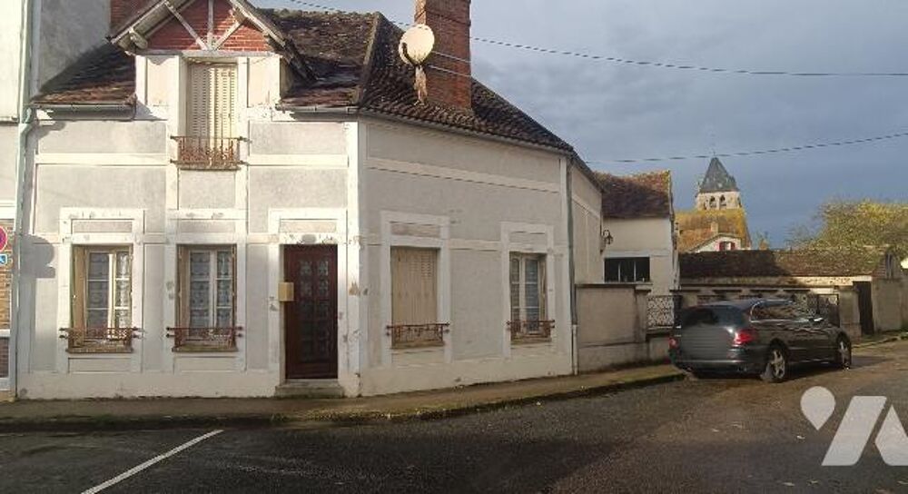 Au centre de Voulx, maison de pays de 75 m², 2 pièces, agrandissement possible, garage et courette.