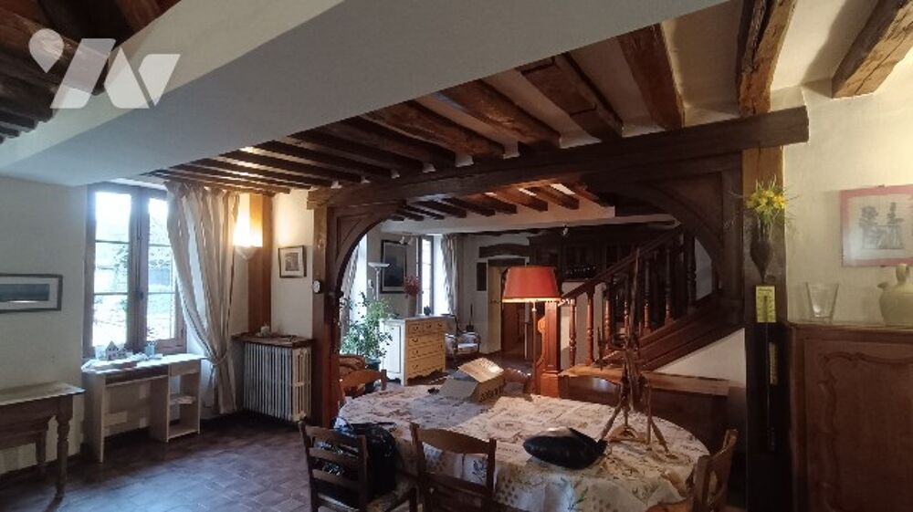 Maison en pierre, 7 pièces, 4 chambres, dépendances l'ensemble sur 2 070 m² de jardin.