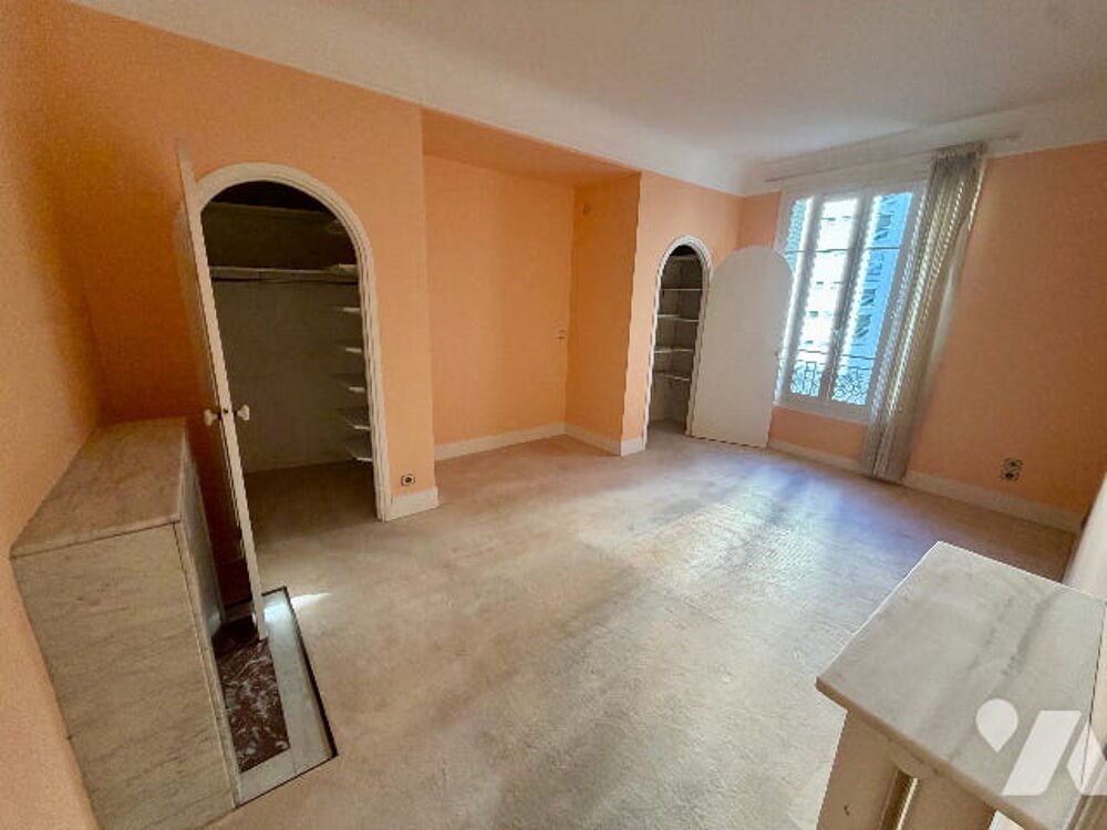 Appartement à Paris 15 de 118.67m² comprenant quatre pièces principales avec cave et parkings.