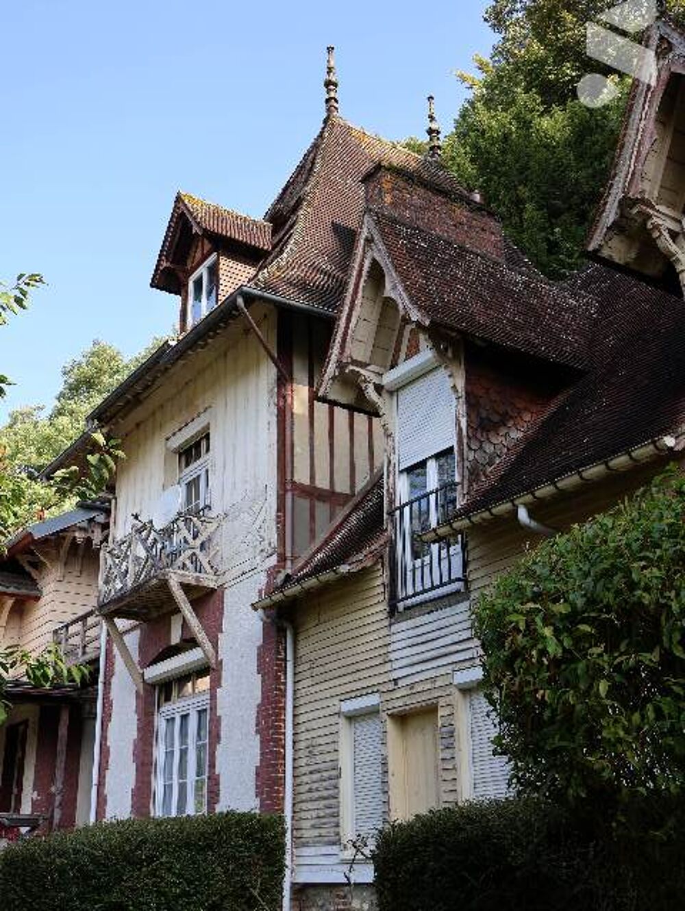 une grande propriété : une maison principale un immeuble composé de 3 appartements une dépendance