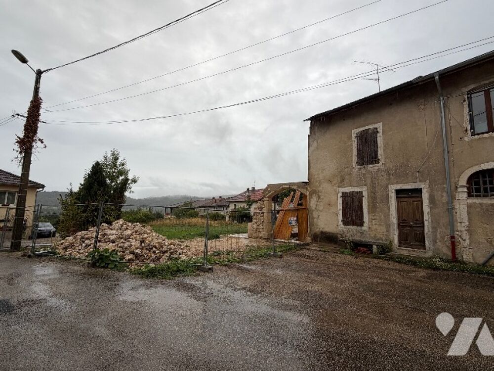Maison de village mitoyenne non habitable avec beaucoup de travaux. Terrain attenant . .