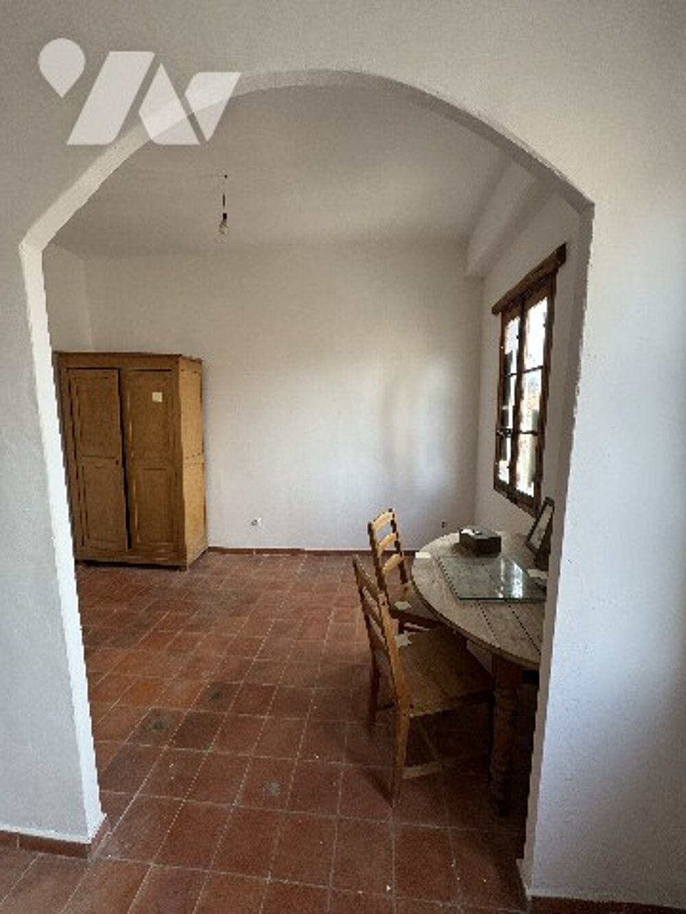 Vente Appartement Un appartement de type III à rénover, situé au 3ème étage, avec 3 caves en sous-sol. Marseille 1