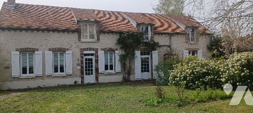 Lorrez-le-Bocage, 2 habitations, 8 pièces, piscine couverte, dépendances sur 6 453 m² de jardin.