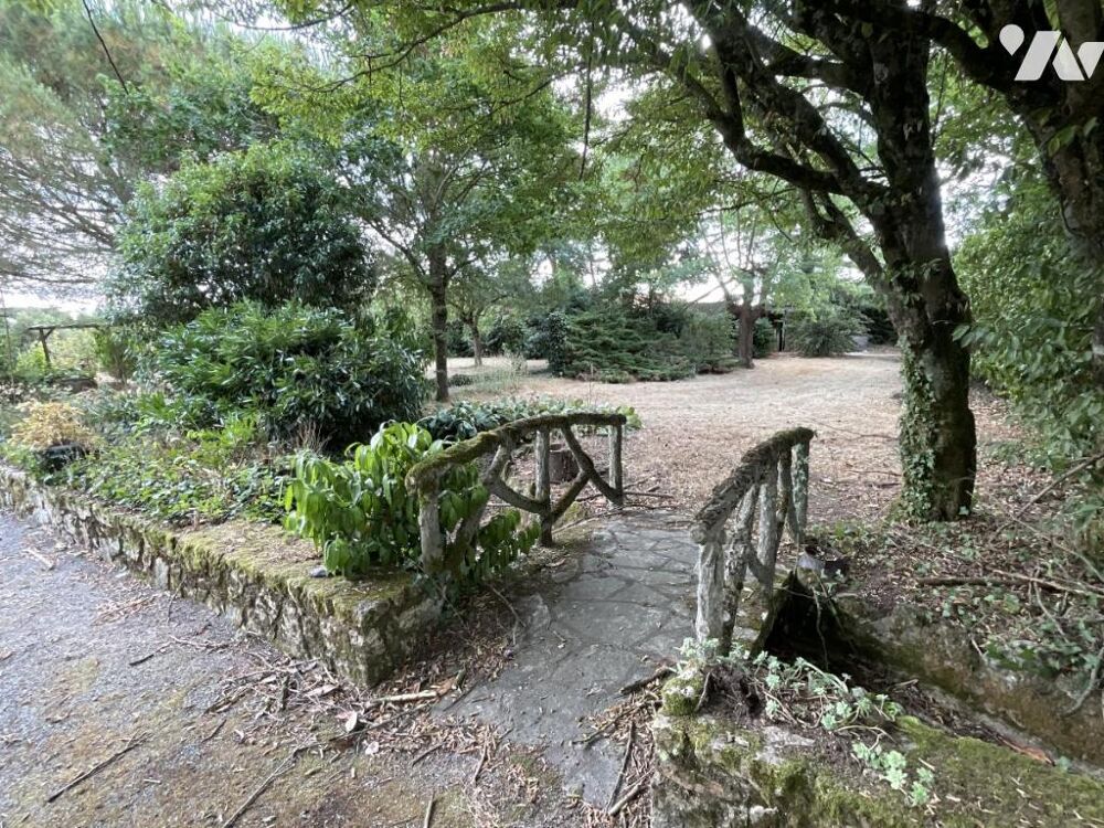 Maison de maître avec jardin paysagé et dépendances