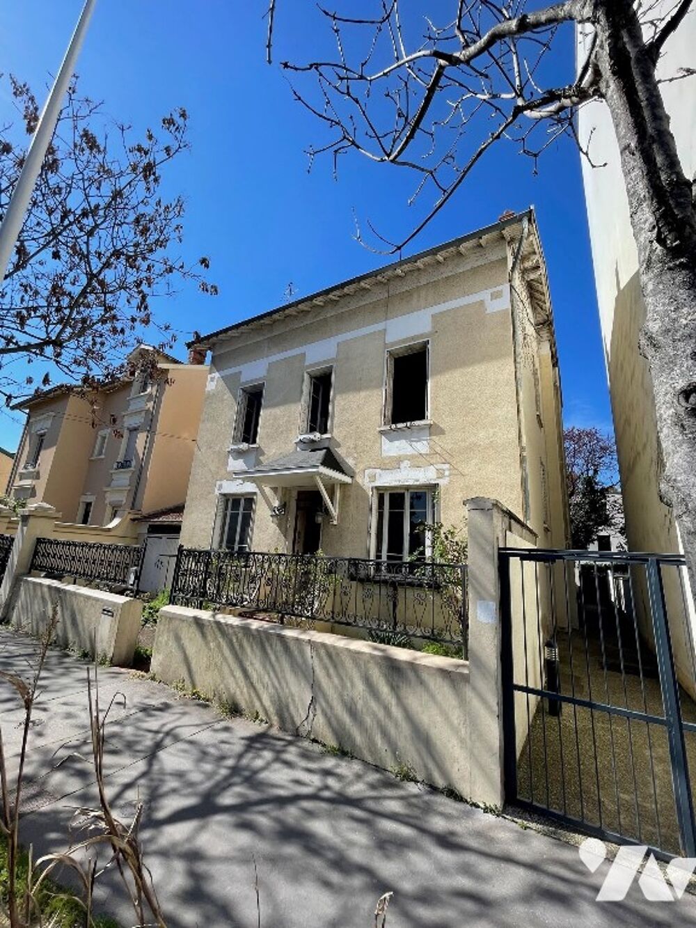 Vente Maison MAISON DE VILLE au 40, Cours Eugnie  Montchat rige sur une parcelle de 400 m avec garage. Lyon 3