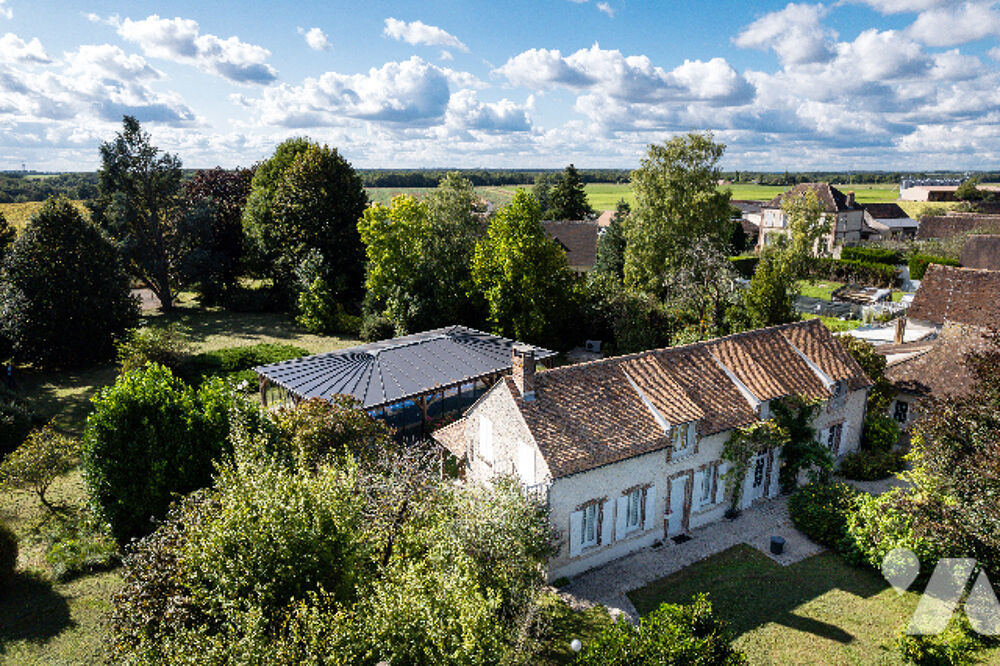 Lorrez-le-Bocage, 2 habitations, 8 pièces, piscine couverte, dépendances sur 6 453 m² de jardin.