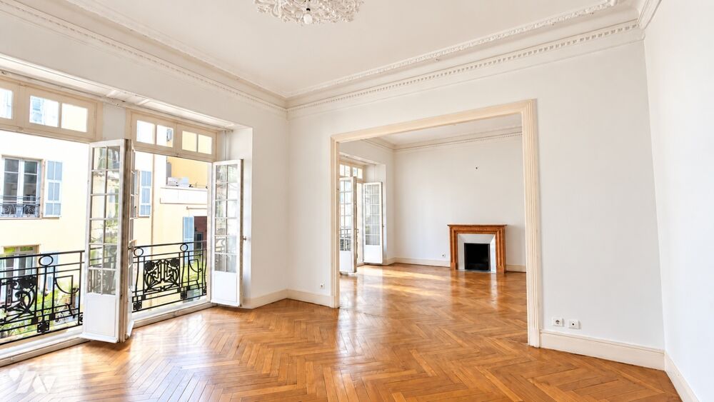 Nice Centre  Appartement bourgeois dexception, 152 m² Carrez  4 chambres. Balcon et cave.