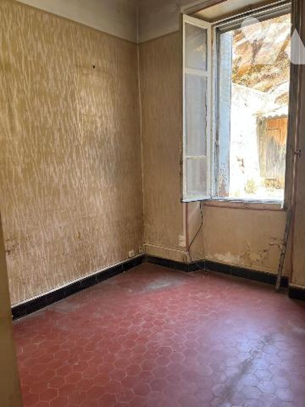 Vente Appartement Un appartement à rénover entièrement située au rez-de-chaussée à MARSEILLE (13004) Marseille 4