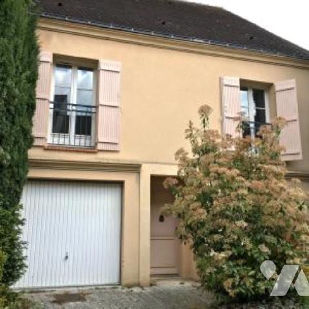 Coeur du vieux village de Montfort l'Amaury - Maison de 142 M² avec jardinet, terrasse et garage.