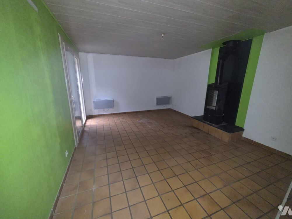 A Vendre / ensemble immobilier de trois maisons accolées sur la commune de SEIX.