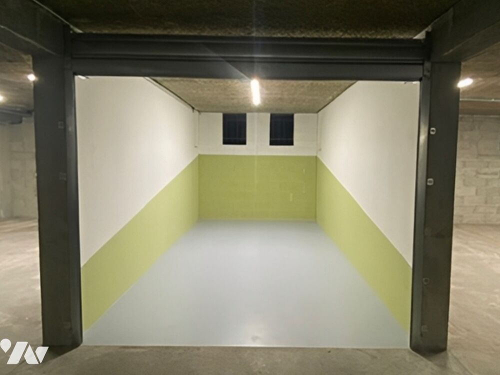 Vente Parking/Garage Box fermé, situé en sous-sol de locaux d'entreprises, au 13 rue Émile Decorps, 69100 Villeurbanne. Villeurbanne