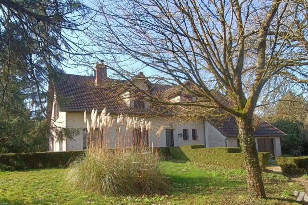 A la campagne Pavillon familiale de 245 m², 12 pièces, 7 chambres, 3 104 m² de jardin clos.