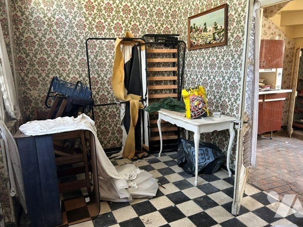 Maison à rénover entièrement située dans un quartier historique de la ville.