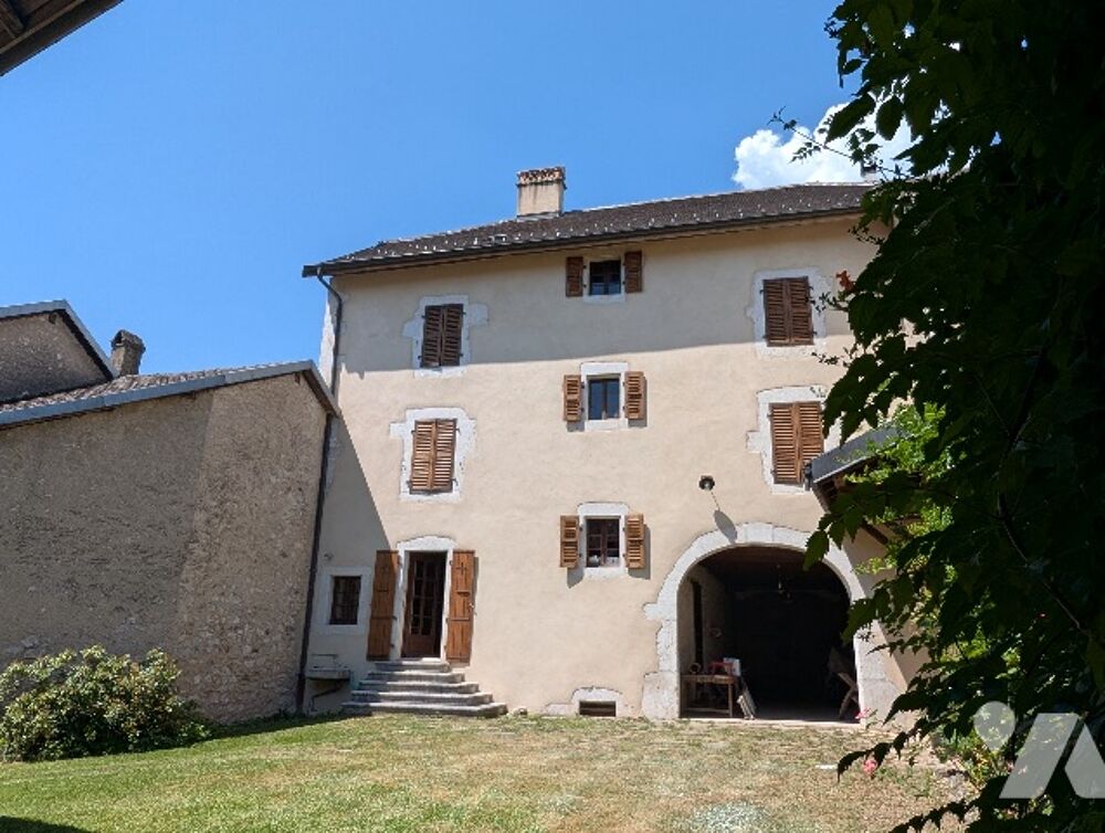 VESANCY - Propriété d'exception - SH 261 m2, 6 chambres. Parc et jardin de 2.720 m2 avec dépendances