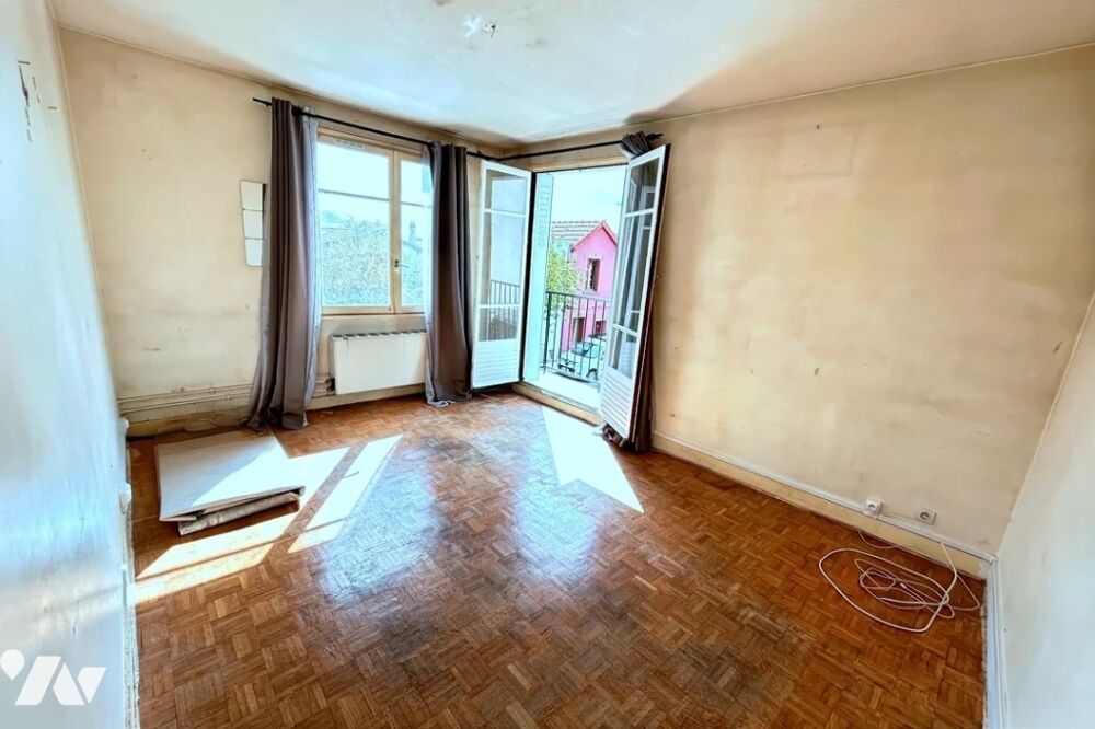 Au 1er étage, lumineux appartement de 3 pièces, 52,66 m², avec balcon orienté sud. Libre. A rénover.