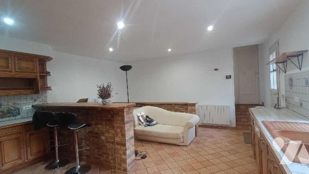 A10 km d'une gare, maison en pierre de 4 pièces, 140 m² habitable sur 366 m² de jardin clos.
