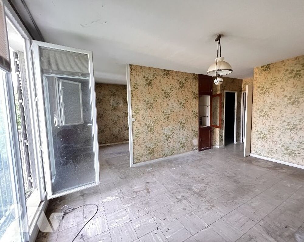 Caluire Bord de Saône, T4 deux chambres de 65,70 m² à rénover avec garage et cave.