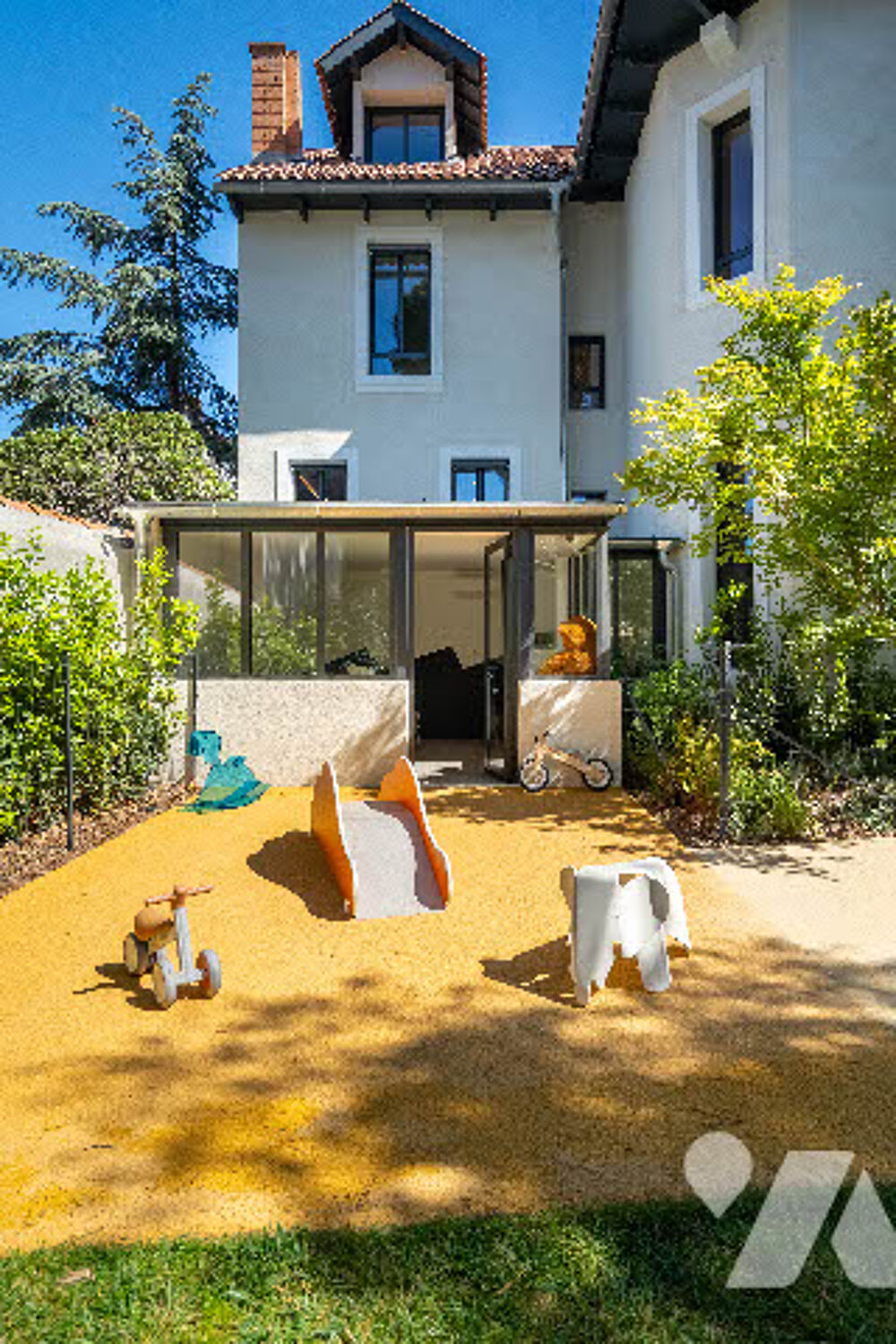 Vente Maison Un hôtel particulier d'environ : 441 m², élevé de deux étages sur rdc et rdj. Usage : crèche. Marseille 8