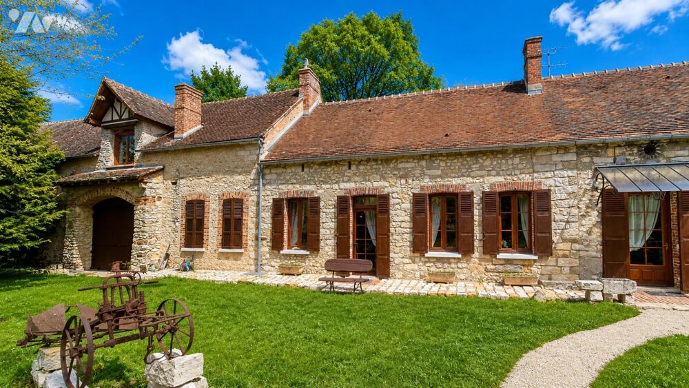 Maison en pierre, 7 pièces, 4 chambres, dépendances l'ensemble sur 2 070 m² de jardin.