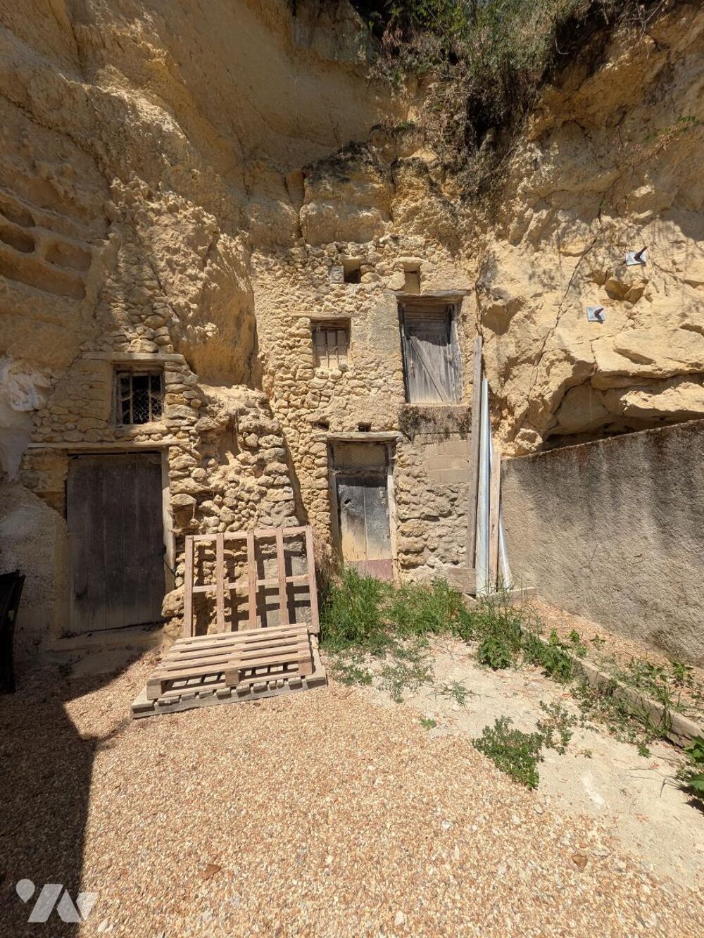   Cave Viticole à étage à rénover 