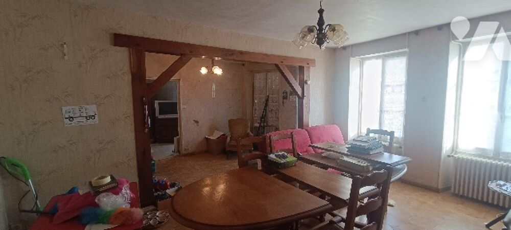 Au centre de Voulx, maison de pays de 75 m², 2 pièces, agrandissement possible, garage et courette.