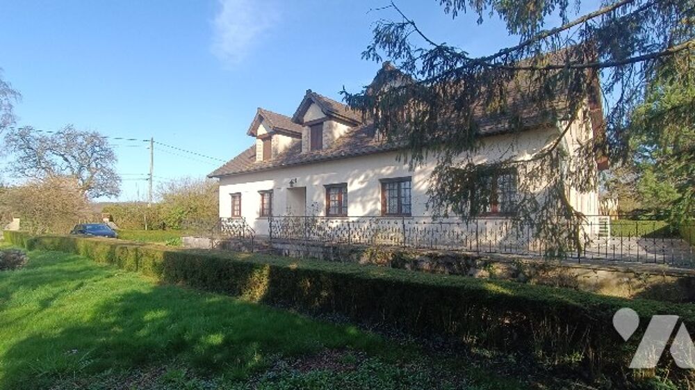 A la campagne Pavillon familiale de 245 m², 12 pièces, 7 chambres, 3 104 m² de jardin clos.
