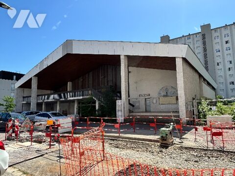   Grenoble, bâtiment de 1 335 m², ancienne église offrant volumes et potentiel pour projets ambitieux. 