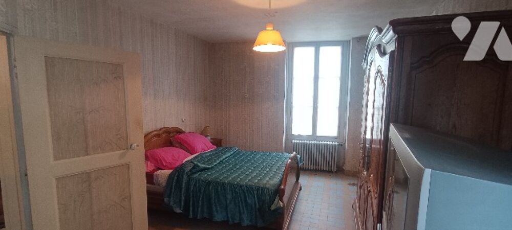 Au centre de Voulx, maison de pays de 75 m², 2 pièces, agrandissement possible, garage et courette.