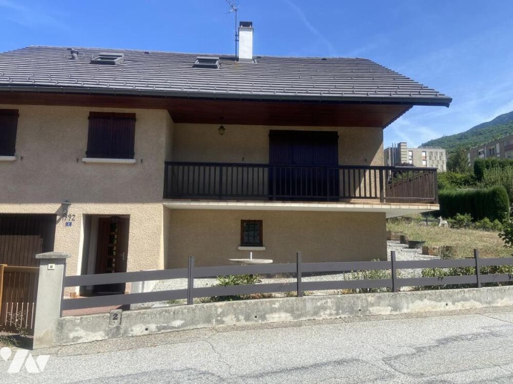 MAISON INDIVIDUELLE AVEC TERRAIN, GARAGE ET DEPENDANCES EN ANNEXE