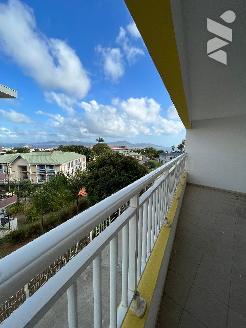 A LOUER TRES GRD ET BEAU T4 QUARTIER GERBEAU FORT DE FRANCE AVEC VUE MER CLIMATISEE -TERRASSE VITREE