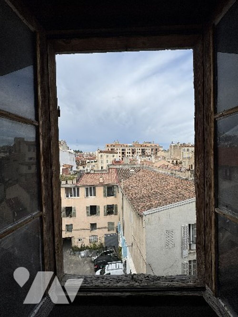 Vente Appartement Un appartement de type III à rénover, situé au 3ème étage, avec 3 caves en sous-sol. Marseille 1