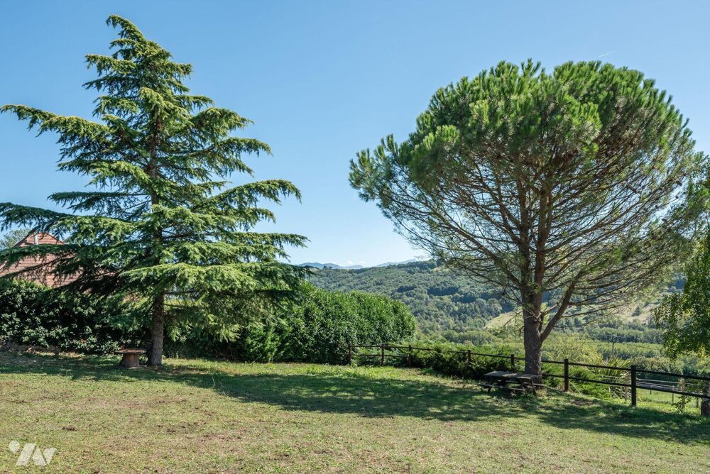 Magnifique propriété en pierres située sur les hauteurs de Saint-Genix-les-Villages, comprenant...