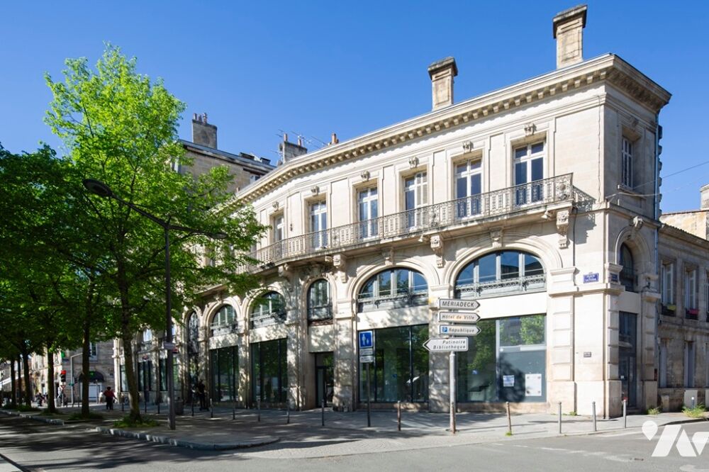   Immeuble à usage commercial 500 m² utiles env. et 501 m² env. de surfaces annexes 