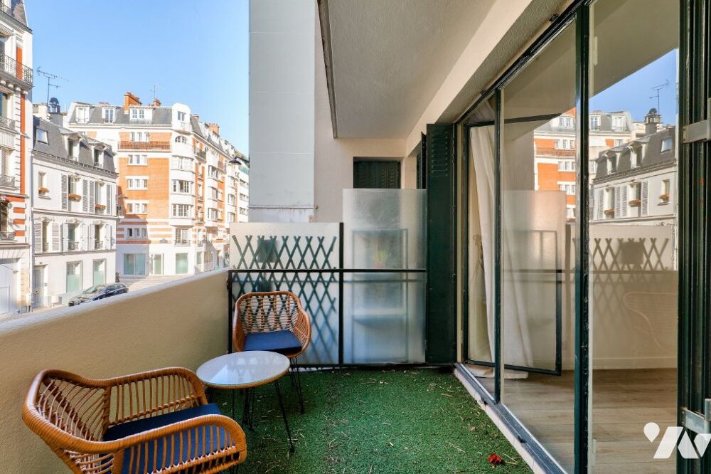 Vente Appartement Au 1er étage, avec ascenseur, appartement de 2/3 pièces de 48,49 m², terrasse de 7,72 m². Bon état. Paris 15