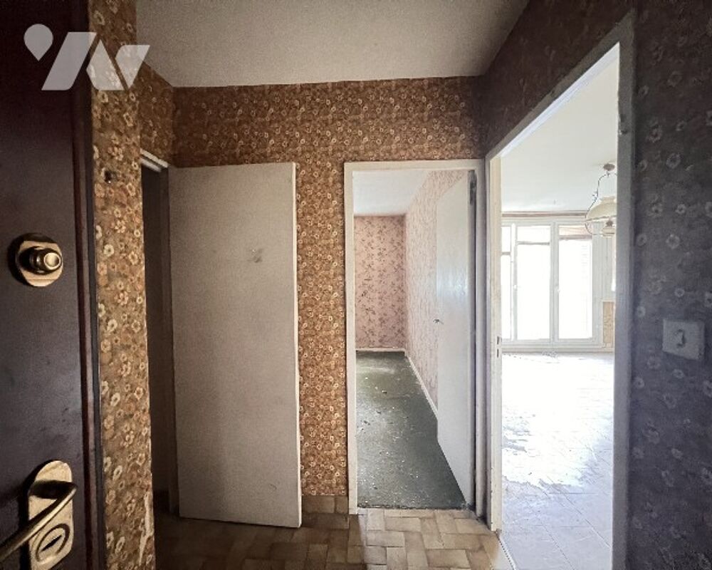 Caluire Bord de Saône, T4 deux chambres de 65,70 m² à rénover avec garage et cave.