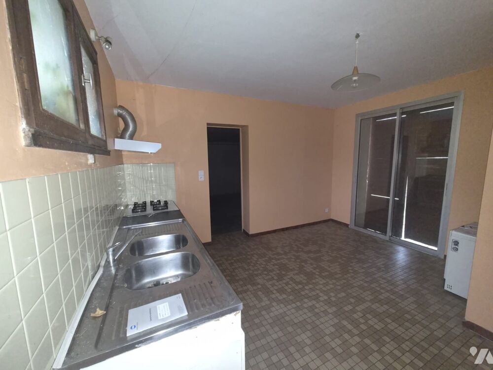 A Vendre / ensemble immobilier de trois maisons accolées sur la commune de SEIX.
