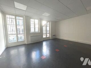   2 locaux divisibles, 268,81 m². Libre. Paris 11