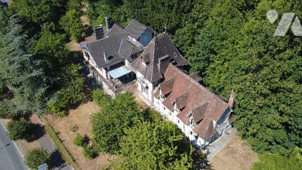 une grande propriété : une maison principale un immeuble composé de 3 appartements une dépendance